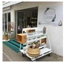 une boutique de créateurs artisanaux Façade la boutique de créateurs Ma P'tite Caverne Jard-sur-Mer